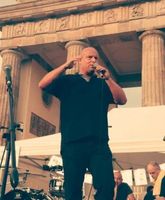 Heiko Schrang auf der Montagsmahnwache vom 09.06.2014 vor dem Brandenburger Tor.