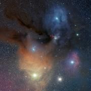 Farbaufnahme des Sternentstehungsgebiets um den Stern Rho Ophiuchi, etwa 400 Lichtjahre von der Erde entfernt. Mit dem APEX-Teleskop in Chile haben Forscher in dieser Region zum ersten Mal das Molekül Wasserstoffperoxid im Kosmos nachgewiesen. Der Fundort ist durch einen roten Kreis markiert. Rho Ophiuchi ist der helle Stern inmitten der blauen Region im oberen Bildteil. Als hellster Stern im Gesichtsfeld leuchtet der gelblich erscheinende Antares in der unteren Bildhälfte. Rechts davon ist der Kugelsternhaufen Messier 4 sichtbar. ESO / S. Guisard