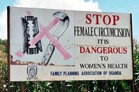 Straßenplakat in Uganda gegen Genitalverstümmelung (Symbolbild)
