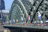 Weltjugendtag: Pilger auf der Hohenzollernbrücke in Köln am 17. August 2005 Bild: Deutsche Bischofskonferenz Fotograf: David Nickel / WJT gGmbH