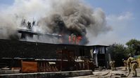 Die Feuerwehr löscht einen Brand in Donezk am 13. Juni 2022