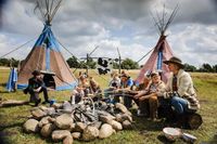 Während alle Kinder Evis Indianer-Ferienlager gut finden, ist Morten (Tristan Göbel, links) nur genervt.