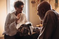 Vater Peter (Prodromos Antoniadis) mit seinem Sohn Hans (Jason Giuranna)  Bild: ARD/MDR/BR/HR/SR Fotograf: Michael Kremer