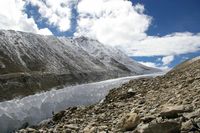Schrumpfender Gletscher im Südwesten Tibets.
Quelle: Foto: Niklas Neckel, Universität Tübingen (idw)