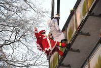 Nikolaus und Engel (Torben Wohlers und Nicole Bischoff) von der Höhenrettungsgruppe Pinneberg seilen sich am Regioklinikum Pinneberg zur Kinderstation ab, um dort Geschenke zu überbringen. Bild: KFV Pinneberg