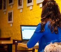 Frau am Laptop: Zeitungs-Reichweite wächst dank Internet. Bild: Flickr/Göhring