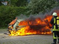 Brennendes Auto: Exosuit erleichtert Arbeit. Bild: pixelio.de/ Bredehorn Jens