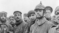 Britische und deutsche Soldaten verbrüdern sich zu Weihnachten 1914 im belgischen Ploegsteert (Symbolbild)