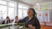 Eine Frau am 10. April 2022 bei der Stimmabgabe in der südossetischen Stadt Dsau Bild: Sputnik