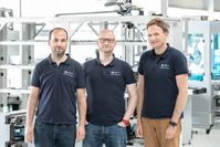 Thomas Hilzbrich, Pablo Mayer und Felix Müller (v. l.) haben die »Smarte Systemoptimierung« entwickelt und das Start-up plus10 GmbH gegründet.
Quelle: Fraunhofer IPA/Foto: Rainer Bez (idw)