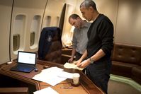 Präsident Obama und Ben Rhodes an Bord der Air Force One