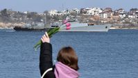 Eine Frau winkt vom Kai aus einem Kriegsschiff in Sewastopol zu (Archivbild) Bild: Sputnik / Konstantin Michaltschewski