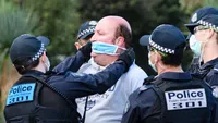 Verhaftung eines "Maskenverweigerers" in Australien, Symbolbild Bild: UM / Eigenes Werk