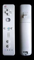 Wii Remote, Vorder- und Rückseite. Bild: Oh-moo on ja.wikipedia