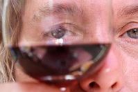 Mann und Weinglas: Alkohol zeigt seine "Vorteile" bei Männern stärker. Bild: pixelio.de/Havlena