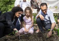 Dr. Carola Reimann, Vorstandsvorsitzende des AOK-Bundesverbandes, und Landwirtschaftsminister Cem Özdemir gärtnern gemeinsam mit Schülerinnen und Schülern.