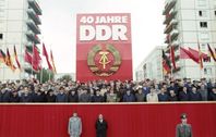 Mitglieder der Partei- und Staatsführung der DDR sowie Repräsentanten aus dem Ausland auf einer Ehrentribüne in der Berliner Karl-Marx-Allee am 7. Oktober 1989, dem 40. Jahrestag der DDR (Symbolbild)