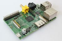 Der Raspberry Pi ist ein kreditkartengroßer Einplatinencomputer, der von der britischen Raspberry Pi Foundation entwickelt wurde.