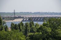 Zerstörter Damm des Wasserkraftwerks Kachowka, das am Dnjepr flussaufwärts von Cherson liegt. Bild: Dmitri Makejew / Sputnik