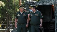 Russlands Verteidigungsminister Sergei Schoigu (links) bei einer Inspektion. Bild: Wadim Sawizki / Sputnik