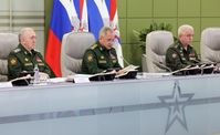 Der russische Verteidigungsminister Sergei Schoigu (im Zentrum) Bild: Wadim Sawizki / Pressestelle des russischen Verteidigungsministeriums / Sputnik
