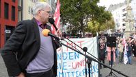 Der Unternehmer Axel Turck spricht auf einer regierungskritischen Demonstration am Tag der Deutschen Einheit in Köln, 3. Oktober 2022