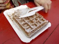 Waffel auf Pappteller mit Einwegbesteck (Plastikgeschirr)