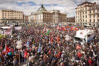 Im Vorfeld des Prozesses fand im April 2013 in München eine Demonstration gegen Rechtsextremismus und als Zeichen der Solidarität mit den Angehörigen der NSU-Opfer statt (hier auf dem Stachus).
