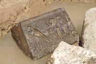 Überraschungsfund im Grundwasser: Etwa 2.400 Jahre alte Inschrift des Königs Nektanebo I.
Quelle: Foto: Universität Leipzig, Dr. Dietrich Raue (idw)