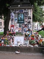 Gedenkstätte für Michael Jackson im Zentrum von München, direkt vor dem Hotel Bayerischer Hof, in dem Jackson sich zu einem Konzert in München aufhielt. Bild: Cholo Aleman / wikipedia.org