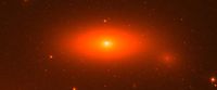 Aufnahme der Scheibengalaxie NGC 1277 mit dem Weltraumteleskop Hubble. Das Zentrum dieser kleinen, abgeflachten Galaxie enthält eines massereichsten Schwarzen Löcher, das jemals gefunden wurde. Mit 17 Milliarden Sonnenmassen ist das Schwarze Loch für beeindruckende 14% der Gesamtmasse der Galaxie verantwortlich.
Quelle: Bild: NASA / ESA / Andrew C. Fabian / Remco C. E. van den Bosch (MPIA) (idw)