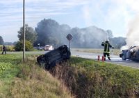 Während der nach dem Zusammenstoß auf der Straße stehende Renault Twingo Feuer fing, wurde der Fiat in den Straßengraben geschleudert.