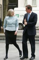 Theresa May als neue Innenministerin mit Premierminister Cameron kurz nach dem Amtsantritt der neuen konservativ-liberaldemokratischen Regierung im Jahr 2010