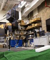 Marsch: Roboter auf Unebenheiten. Bild: Evan Dougherty, Michigan Engineering
