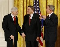 Robert (links) und Richard Sherman (Mitte) bei der Verleihung der National Medal of Arts 2008. Bild: wikipedia.org