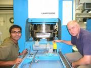 Dr. Shantanu Keshav (links) und Dr. Gundmundur Gudfinnsson vor einer Vielstempel-Presse des Bayerischen Geoinstituts, mit der die Hochdruck- und Hochtemperaturbedingungen im tiefen Erdinneren im Labor simuliert werden. Bild: UBT