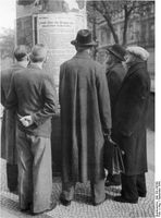 „Erlaß über die Bildung des deutschen Volkssturms“ an Berliner Litfaßsäule, 1944 (Symbolbild)