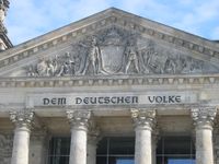 Giebel des Reichstags, Relief von Fritz Schaper und der von Peter Behrens gestaltete Schriftzug