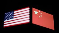 US-amerikanische und chinesische Flaggen (Symbolbild) Bild: Gettyimages.ru / Jakub Porzycki