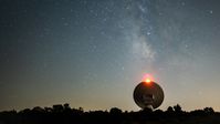 Ein Radioteleskop lauscht tief ins All hinein (Symbolbild). Bild: Gettyimages.ru / Marcos del Mazo