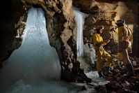 Das Forschungsteam bespricht den Einfluss der niedrigen Temperaturen auf die Bildung von Höhlensinte
Quelle: R. Shone (idw)