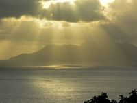 Sonnenlicht, Strahlenbüschel und Wolken auf den Seychellen