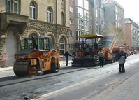 Straßenbau: Asphalteinbau auf einer innerstädtischen Straße
