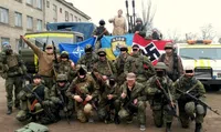 Brüder im Geiste westlicher Eliten: Nazi-Kämpfer mit Hakenkreuz- Wolfsangel- und NATO-Flagge Bild: UM / Eigenes Werk