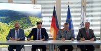 (v.l.) Dirk Brandenburger (Die Autobahn GmbH - Technischer Geschäftsführer), Dr. Michael Günter (Die Autobahn GmbH - Vorsitzender der Geschäftsführung), Generalleutnant André Bodemann (Stellvertreter des Befehlshabers des Operativen Führungskommandos der Bundeswehr), Prof. Dr. Roland Börger (Präsident des Bundesamtes für Infrastruktur, Umweltschutz und Dienstleistungen der Bundeswehr)  (2025 Bild: Die Autobahn GmbH Fotograf: Benedikt Dederichs