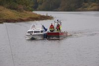 Bild beim "Heimschleppen" des Sportbootes (Feuerwehr Bleckede) Bild: Polizei