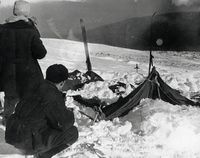 Das zerstörte Zelt, wie es der Suchtrupp am 26. Februar 1959 fand (Foto der Untersuchungsbehörden).