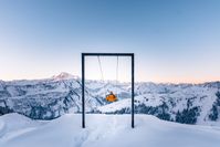 Einer der vier aufgestellten Hutschn im frisch gefallenen Neuschnee des Bregenzer Wald. Schaukeln fasziniert immer wieder. Bild: Hutschn GbR Fotograf: Martin Morscher