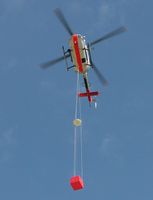 Unter dem Hubschrauber des DLR befindet sich eine Referenzantenne (Mitte) und eine Empfangseinrichtu
Quelle: (Foto: FCS Flight Calibration Services GmbH) (idw)