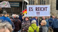 Teilnehmer der Kundgebung "Es reicht" in Magdeburg am Tag der Deutschen Einheit am 3. Oktober Bild: www.globallookpress.com